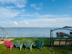 Lakeside Home-Tranquil Retreat by the Water