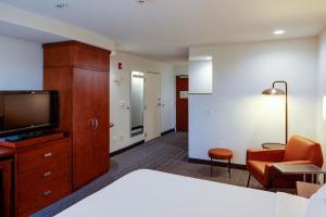 King Room with Spa Bath room in Courtyard by Marriott Oklahoma City North/Quail Springs