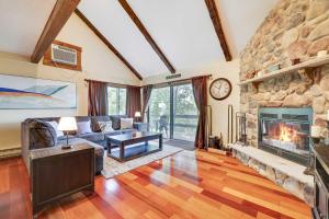 Cozy Camelback, Pocono Retreat with Mountain Views! - 3hvězdičkové hotely ve městě Tannersville