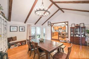 10 Mi to Crane Beach: Wooded Home Near Boston!