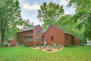 10 Mi to Crane Beach Wooded Home Near Boston!