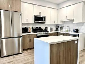 Silver Lake Stylish Penthouse One Bdrm with Parking included