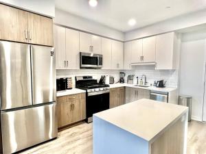 Silver Lake Stylish Penthouse One Bdrm with Parking included