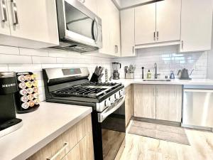 Silver Lake Stylish Penthouse One Bdrm with Parking included