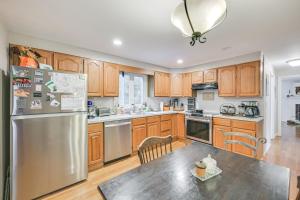 10 Mi to Crane Beach: Wooded Home Near Boston!