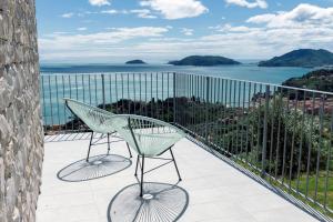 Torretta House, inside a private Park, Pool, Tennis, AC, parking next home and parking in Lerici!