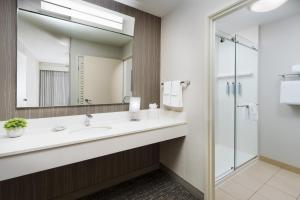 Guest room, 1 King, Sofa bed, High floor room in Courtyard by Marriott Roseville Galleria Mall/Creekside Ridge Drive