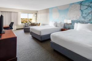 Guest room, 2 Queen, High floor room in Courtyard by Marriott Roseville Galleria Mall/Creekside Ridge Drive