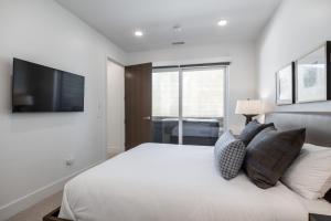 Canyons Village Beautiful 3 Bedroom, Private Hot Tub, Luxury Kitchen, Ski In and Ski Out