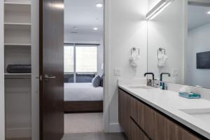 Canyons Village Beautiful 3 Bedroom, Private Hot Tub, Luxury Kitchen, Ski In and Ski Out