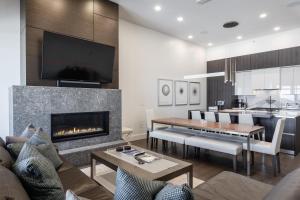 Canyons Village Beautiful 3 Bedroom, Private Hot Tub, Luxury Kitchen, Ski In and Ski Out