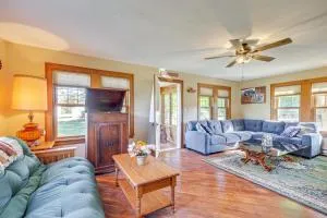 Pet-Friendly Farmhouse Near Lakes in Pellston - Pellston