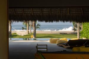 Oceanfront House 2, La Flia
