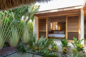 Oceanfront House 2, La Flia