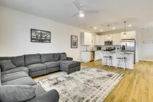 Walk to Riverfront District Bright Wilmington Apt - Harrells