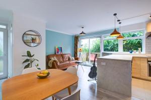 Stylish quiet garden flat with parking in London Zone 4