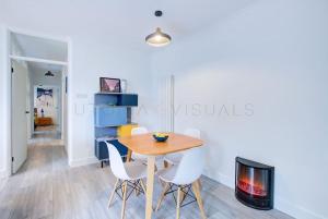 Stylish quiet garden flat with parking in London Zone 4