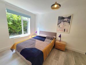 Stylish quiet garden flat with parking in London Zone 4