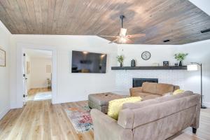 Idyllic Tampa Home with Private Pool 11 Mi to Beach