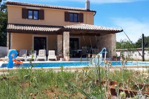 Nice holiday houses with Mediterranean garden