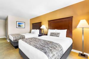 Queen Room with Two Queen Beds - Disability Access/Bathtub room in Best Western California City Inn & Suites