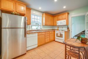 Walk to Beach Dog-Friendly Ventnor City Retreat!