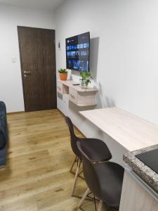 Comodo monoambiente con balcon en el Prado