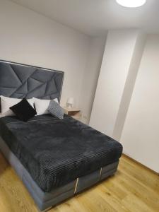 Comodo monoambiente con balcon en el Prado