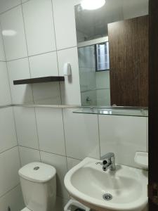 Comodo monoambiente con balcon en el Prado