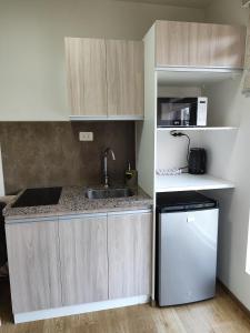 Comodo monoambiente con balcon en el Prado