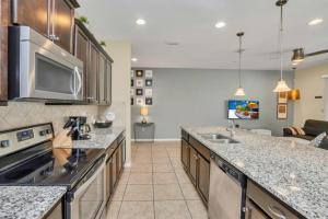 Themed Bedrooms & Private Pool Gated in Fun Resort townhouse