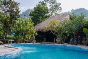 Ha Giang Xanh Homestay, Motorbikes and Loop Tours - Làng Me