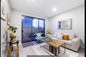 Scott point private entry flat offers the entire living room, bedroom and ensuite, parking available - Paremoremo