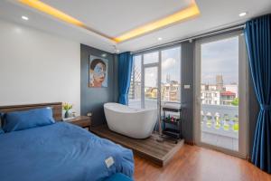 Hollys Elegance Retreat with bathtub in Old Quarter