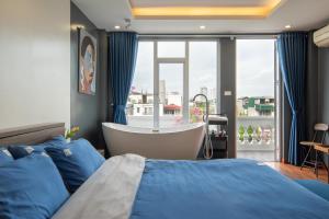 Hollys Elegance Retreat with bathtub in Old Quarter