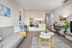 Cozy 1 Bedroom Apartment at Marvel Stadium with Rooftop Pool and Gym