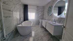 Meerblick Villa mit Terrasse, Pool und kostenlosen WLAN neu renoviert