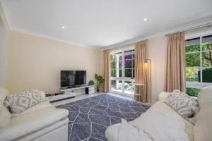 Turramurra Spacious 6Br House close to Train Parks - Pymble