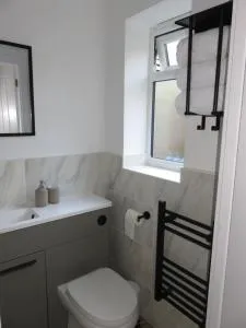 Modern Retreat - 5 minute walk to retail park! - 温斯洛