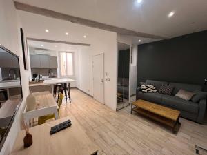 B032 Grand studio au marche Forville