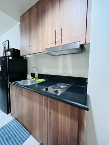 Modern City Escape Near MOA and Airport with Balcony and Fast WiFi