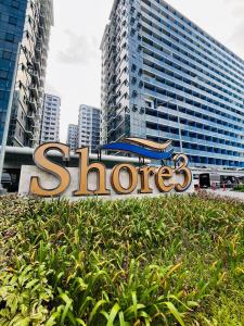 Modern City Escape Near MOA and Airport with Balcony and Fast WiFi