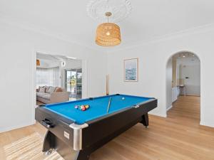 Spacious Family Oasis 5BR Waterfront Pool