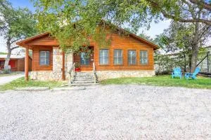 Wimberley Log Cabins Resort and Suites- The Oak Lodge - Cloptins Crossing