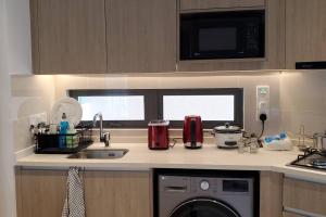 Trizen Luxury 32nd Floor 2 Bed-2 Bath Apartment with Pool, Harbour & Lotus Tower views