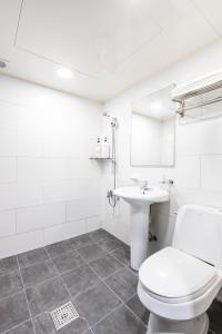 Phòng Giường Đôi Có Phòng Tắm Riêng (Double Room with Private Bathroom)