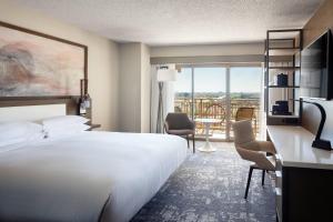 Guest room, King, Balcony room in Marriott Phoenix Airport