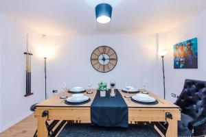 Comfy 2 Bedroom Apartment in Central Manchester, Pool Table and PS4