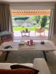 Villas Piscine chauffee, tennis, Mas provencal contemporain : photos des chambres