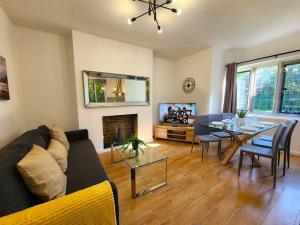 Manor House, Modern 2-Bedroom Apartment, Parking, WiFi, Central Location